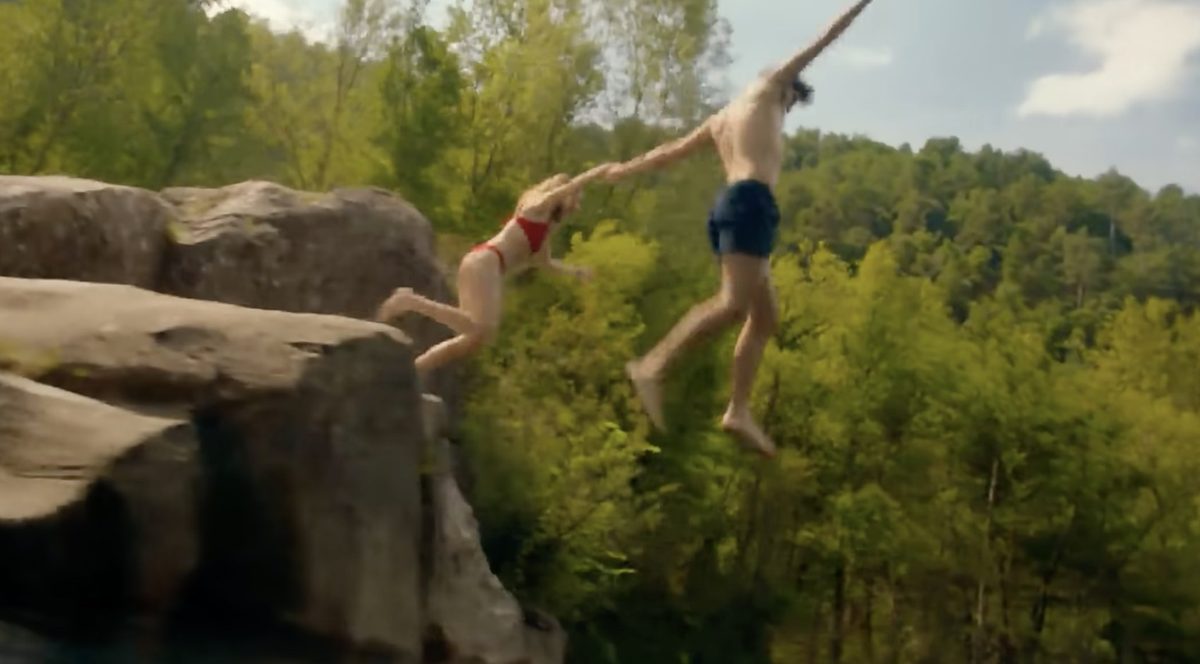 Salto desde una roca a un río