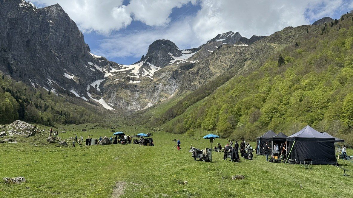 Campamento base de rodaje en un valle de alta montaña