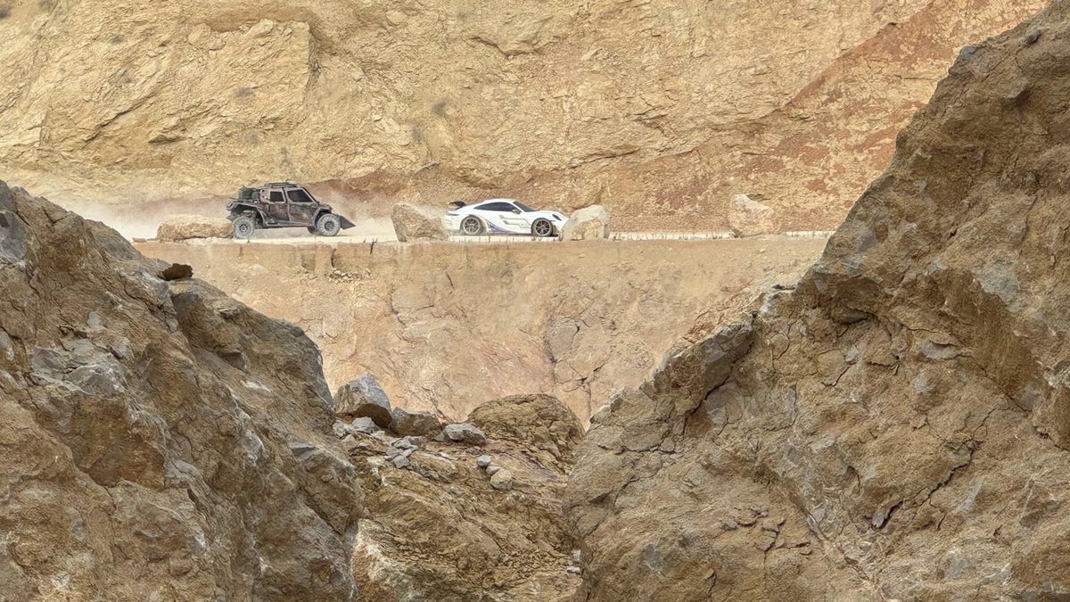 Persecución entre un todoterreno y un deportivo blanco en un cañón de roca